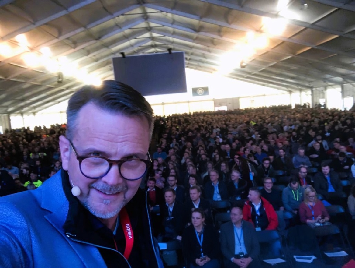 Dr. Dominik A. Faust als Moderator vor 4500 Menschen